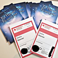Auf dem Bild sind zwei Tickets für die Frankfurter Buchmesse 2021 sowie Postkarten zu Ein Pfad aus Eis und Liebe zu sehen.