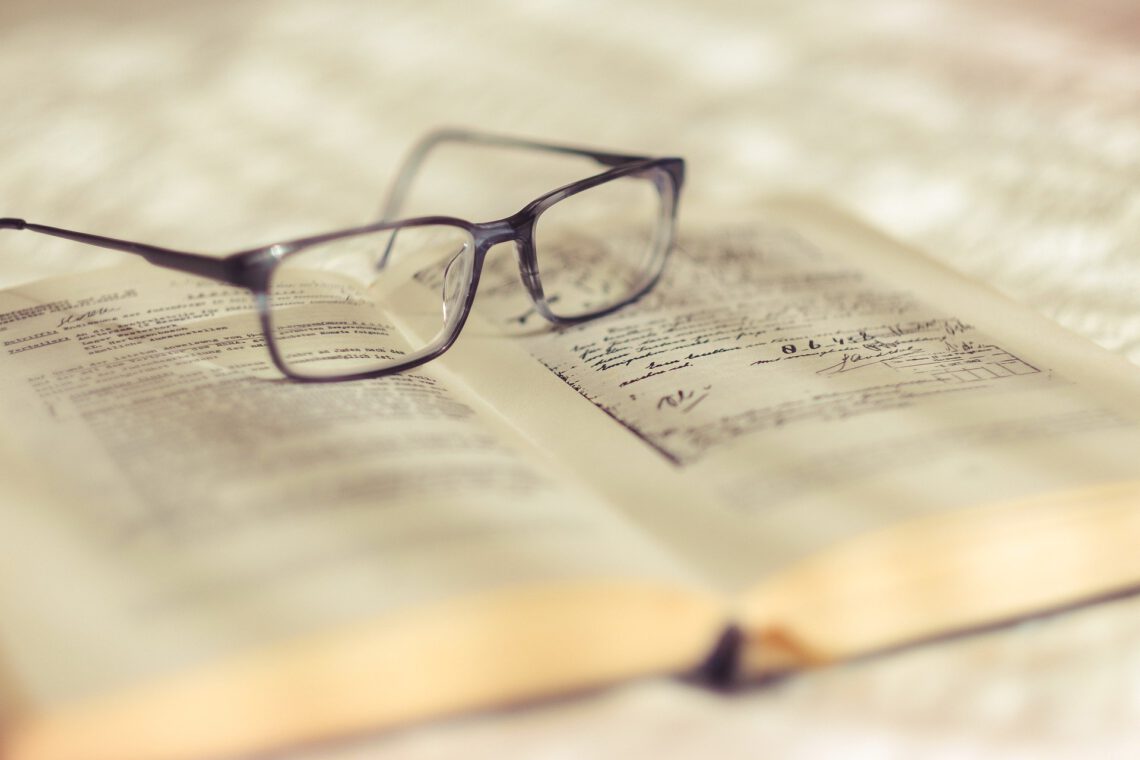 Eine Brille auf einem Buch.