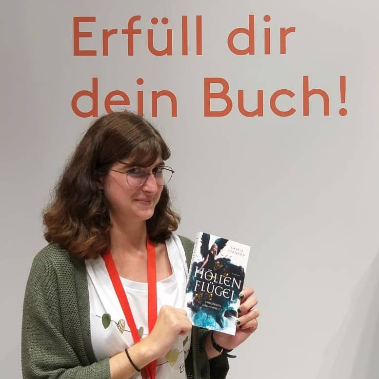 Saskia mit Chroniken des Himmels am Stand von BoD auf der Frankfurter Buchmesse 2022