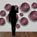 Eine weibliche Silhouette steht vor einer Wand mit Uhren. Passend zur Pomodoro-Methode