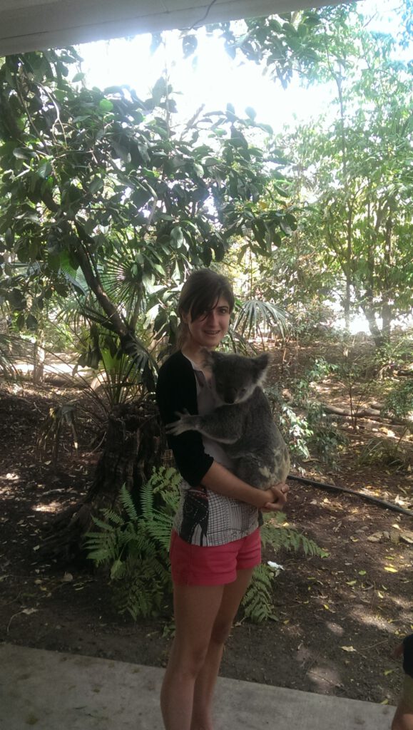 Saskia hat einen Koala auf dem Arm